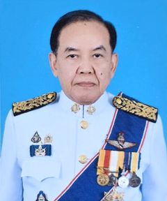 นายนิรัตน์ อยู่ภักดี