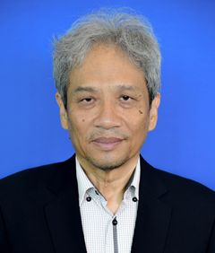 นายประภาส ปิ่นตบแต่ง